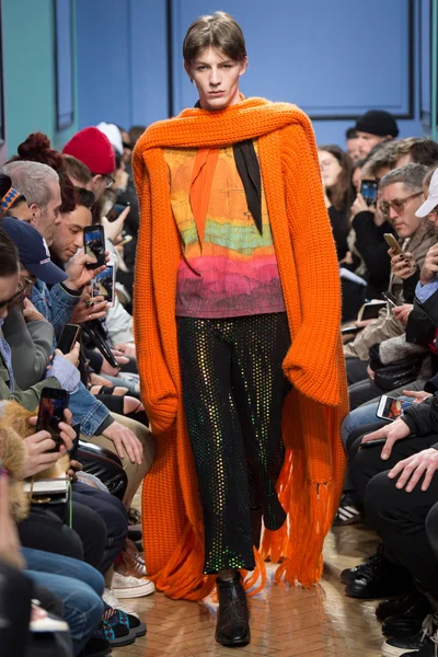 Look 18